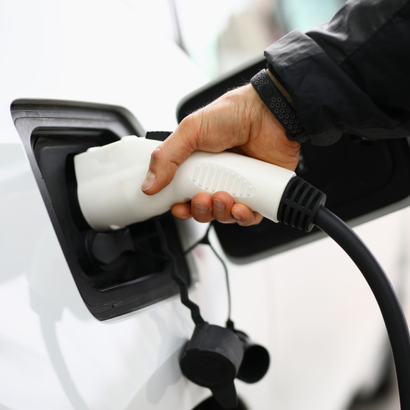 ładowarka podłączona do samochodu elektrycznego
