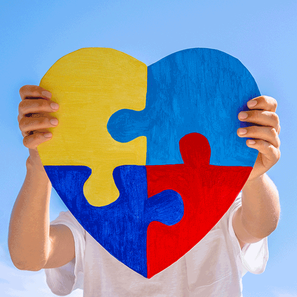puzle w kształcie serca trzymane przez osobę