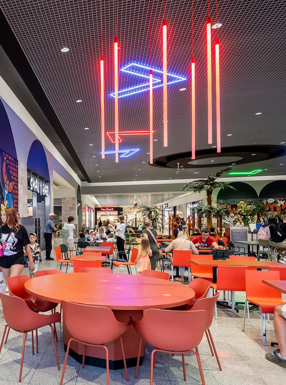 zdjęcie przedstawiające food court galerii twierdza