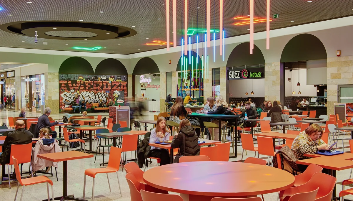 wnętrze galerii twierdza zamość foodcourt