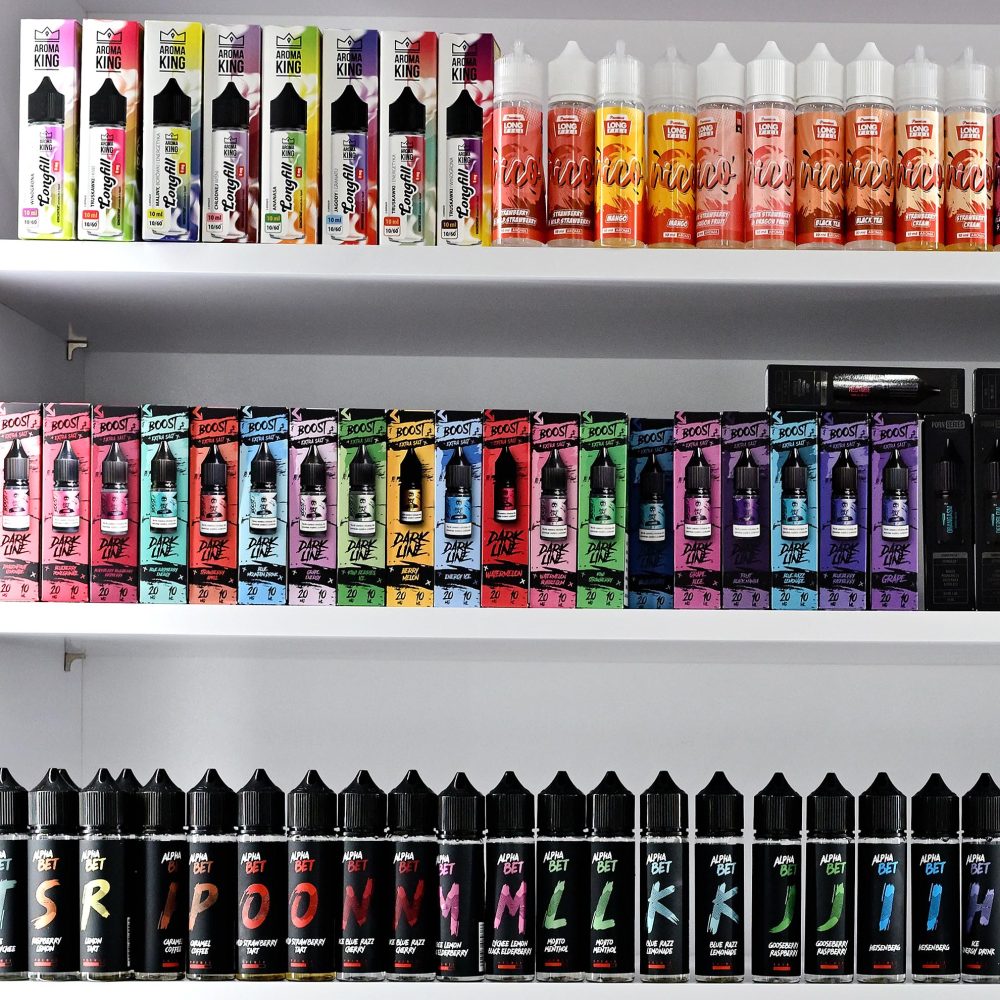 Wnętrze sklepu Liquid Jungle w Galerii Echo w Kielcach, widok od strony korytarza