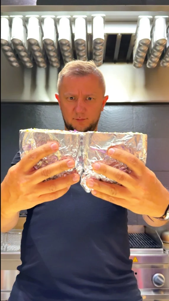 Ci, co mają rodzeństwo, wiedzą, że przy dzieleniu jedzenia nie ma miejsca na pomyłki. 👇

Dlatego w @kebabsuezzamosc dbałość o najdrobniejsze detale to podstawa. A później? Pozostaje już tylko cieszyć się doskonałym smakiem. 🌯

📍 Czekamy na Was w Galerii Twierdza!

#GaleriaTwierdza #Zamość #SuezKebab #Rodzeństwo #Restauracja #Szczegóły 
Galeria Twierdza | Zamość | Suez Kebab | Rodzeństwo | Restauracja | Szczegóły