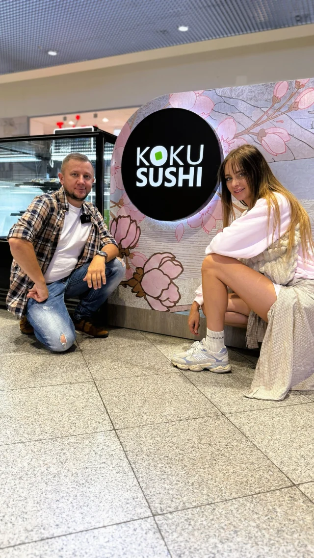 Mamy odpowiedź na pytanie, które nurtowało wielu z Was. 👀

Co dzieje się z końcówkami rolek w @kokusushimallzamosc? Jedno jest pewne – nic się nie marnuje. 🍣

Przy świeżych składnikach i rolkach przygotowanych z taką starannością aż szkoda zostawić choćby najmniejszy kawałek. 💜

To jak, kiedy wpadajcie na sushi? 😋

#GaleriaTwierdza #Zamość #KokuSushi #Sushi #Jedzenie #Składniki 
Galeria Twierdza | Zamość | Koku Sushi | Składniki | Jedzenie | Sushi