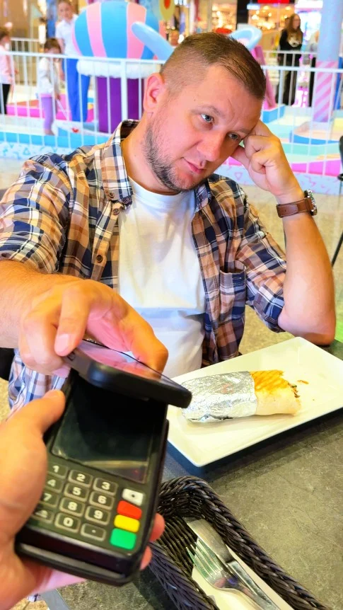 To nie telefon odmawia współpracy. 👀

To po prostu trudno przyznać się do rachunku po zamówieniu połowy menu w @kebabsuezzamosc 🤭

Soczyste mięso, świeże warzywa, ulubione sosy i porządne porcje skutecznie przekonują, żeby domówić jeszcze jedną pozycję z menu. 🌯✨

No bo jak tu odmówić, kiedy wszystko smakuje tak dobrze? 😋

#GaleriaTwierdza #Zamość #SuezKebab #Składniki #Restauracja #Płatność 
Galeria Twierdza | Zamość | Suez Kebab | Płatność | Restauracja | Składniki