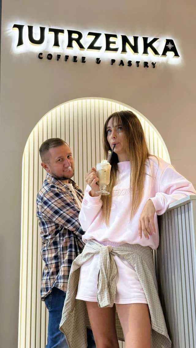Nie oceniamy… sami też nie dalibyśmy rady się powstrzymać. 🤭 Bo jak oprzeć się aromatycznej kawie ze świeżą bitą śmietaną?

Dodajcie do tego pyszne ciasta i desery, a przepis na udaną przerwę gotowy. ☕🍰✨

Nie opierajcie się i wpadajcie do Kawiarni Jutrzenka w Galerii Twierdza! 💜

#GaleriaTwierdza #Zamość #KawiarniaJutrzenka #Ciasto #Kawa #Napoje 
Galeria Twierdza | Zamość | Kawiarnia Jutrzenka | Kawa | Napoje | Ciasto
