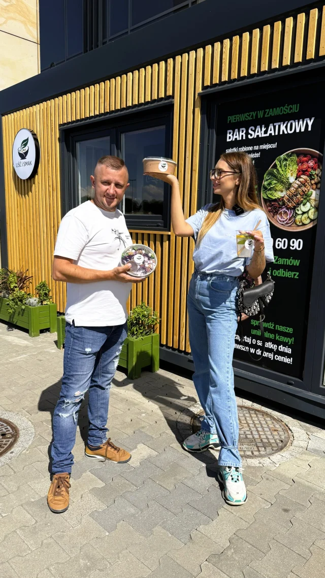 🥗 Kto powiedział, że sałatka to tylko dodatek? 👀

W @barsalatkowyzamosc udowadniają, że może być pełnowartościowym i naprawdę pysznym posiłkiem. 😋

Na miejscu czekają sałatki przygotowywane na bieżąco, ze świeżych składników i z dodatkami, które wybierzecie sami. Kurczak, ryba, tofu...każdy znajdzie coś dla siebie! 🥬✨

No to co, widzimy się w Galerii Twierdza? 

#GaleriaTwierdza #Zamość #BarSałatkowy #Sałatka #Posiłek #Bar #Obiad 
Galeria Twierdza | Zamość | Bar Sałatkowy | Sałatka | Bar | Obiad | Posiłek