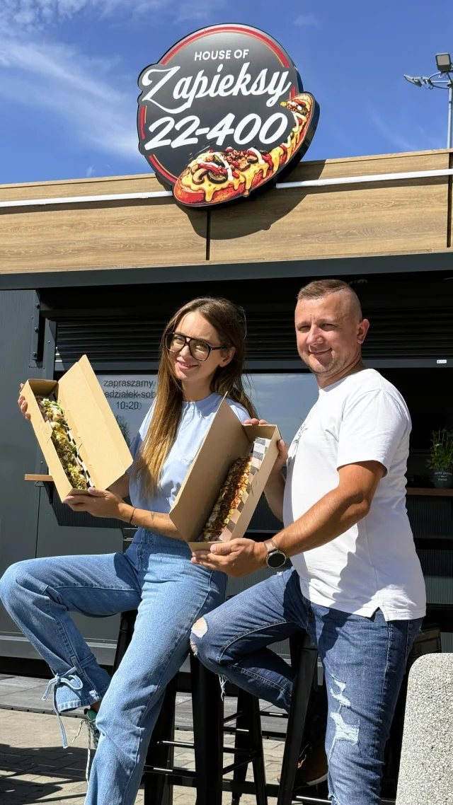 Na pierwszy rzut oka wyglądało to jak kradzież... 👀 Ale winowajca był zupełnie inny.

To zapiekanki z @house_of_zapieksy_zamosc skradły wszystkim serca. 🧀❤️

Chrupiące pieczywo, ciągnący się ser i ulubione dodatki sprawiają, że naprawdę trudno im się oprzeć.

📍 Widzimy się w House of Zapieksy w Galerii Twierdza!

#GaleriaTwierdza #Zamość #HouseofZapieksy #Zapiekanki #Ser #FastFood #Lunch 
Galeria Twierdza | Zamość | House of Zapieksy | Lunch | Fast Food | Zapiekanki | Ser