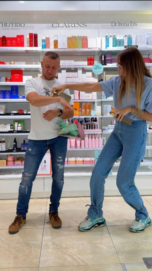 „Wymasuj  mnie, Romanie…” 💅

A jeśli Romana akurat nie ma...

...to w @douglas_polska znajdziecie tyle pielęgnacyjnych perełek, że bez problemu zorganizujecie sobie wieczór pełen relaksu. 💖

Perfumy, kosmetyki do makijażu, pielęgnacja i produkty do domowego SPA już czekają.

Wpadajcie o Galerii Twierdza! 

#GaleriaTwierdza #Zamosć #Douglas #Kosmetyki #Makijaż #Pielęgnacja #Masaż
Galeria Twierdza | Zamosć | Douglas | Masaż | Pielęgnacja | Kosmetyki | Makijaż