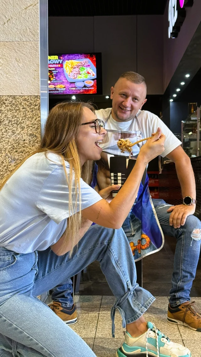 Niektórym pokusom po prostu się nie odmawia. A już na pewno nie @kebabsuezzamosc. 🔥🌯

Na miejscu czekają:
🥙 klasyczne kebaby,
🌯 chrupiące tortille,
🍗 aromatyczne shoarmy,
🥗 świeże sałatki,
🍟 sycące zestawy,
🥫 i autorskie sosy, które dodają wyrazistości!

Brzmi jak plan na obiad? My też tak uważamy. 😏💜

📍 Wpadnijcie do Galerii Twierdza i sprawdźcie, czy uda Wam się oprzeć!

#GaleriaTwierdza #Zamość #SuezKebab #Kebab #Shoarma #Tortilla #Warzywa #Składniki 
Galeria Twierdza | Zamość | Suez Kebab | Kebab | Składniki | Shoarma | Warzywa | Tortilla