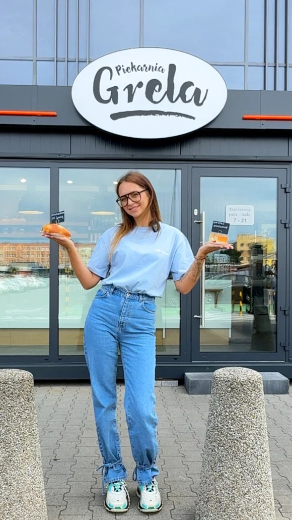 Wiecie, po co człowiek ma dwie ręce? 🤔 Jedna na coś słodkiego, druga na coś jeszcze słodszego! 🍰

W @piekarniagrela trudno zdecydować się na jeden wypiek. 
Czekają tu: 
🥮 świeże ciasta,
🍰 drożdżówki, 
🍩 pączki, 
🥖 chrupiące pieczywo
i mnóstwo innych pyszności, które kuszą od pierwszego spojrzenia. 💜

📍 Wpadnijcie do Piekarni Grela w Galerii Twierdza!

#GaleriaTwierdza #Zamość #PiekarniaGrela #Piekarnia #Wypieki #Desery #Pieczywo 
Galeria Twierdza | Zamość | Piekarnia Grela | Wypieki | Piekarnia | Pieczywo | Desery