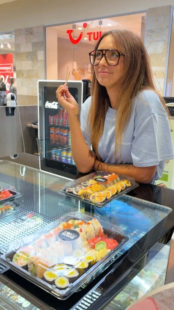 Niektórym propozycjom po prostu się nie odmawia. Tak właśnie jest z wizytą w @kokusushimallzamosc. 💜

Na miejscu czekają klasyczne sushi, chrupiące rolki i autorskie kompozycje przygotowywane ze świeżych składników. Każdy znajdzie coś dla siebie!  Zarówno sceptycznie nastawieni jak i najwięksi miłośnicy! ✨

📍 Wpadnijcie do Galerii Twierdza i przekonajcie się, dlaczego Koku Sushi ma tylu fanów!

#GaleriaTwierdza #Zamość #KokoSushi #Ryba #Sushi #Jedzenie #Świeże #Smak
Galeria Twierdza | Zamość | Koko Sushi | Sushi | Ryba | Smak | Jedzenie | Świeże