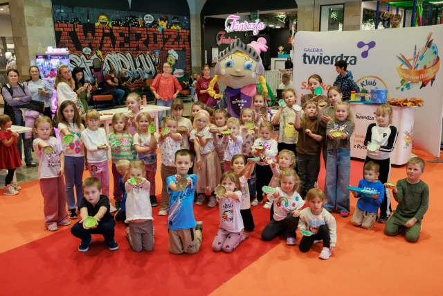 🎨 Ale było kreatywnie! 💜

Za nami kolejne spotkanie Klubu Janki i pierwsze po wakacjach warsztaty Kreatywnych Dzieciaków! 

Było lepienie, tworzenie i mnóstwo świetnych pomysłów. Powstały gliniane miseczki, świeczniki i ramki, a wyobraźnia zdecydowanie pracowała na pełnych obrotach. 🤩
Rozdaliśmy też pierwsze indeksy Klubu Janki i naklejki za udział w warsztatach. Pamiętajcie, po zebraniu 3 naklejek na dzieciaki czeka drobna niespodzianka. 🎁

Dziękujemy wszystkim dzieciakom i opiekunom, którzy byli z nami, oraz @szkolamuzycznayamaha jak zawsze, za muzyczną oprawę wydarzenia. 🎶

A teraz czas na fotorelację! 📸

Sprawdźcie, czy udało Wam się złapać w kadrze. 👀💜

Do zobaczenia na kolejnych warsztatach, które odbędą się już 17 października!

#GaleriaTwierdza #Zamość #KlubJanki #Warsztaty #Upominki #Glina #Muzyka #Kreatywność 
Galeria Twierdza | Zamość | Klub Janki | Warsztaty | Kreatywność | Muzyka | Upominki | Glina