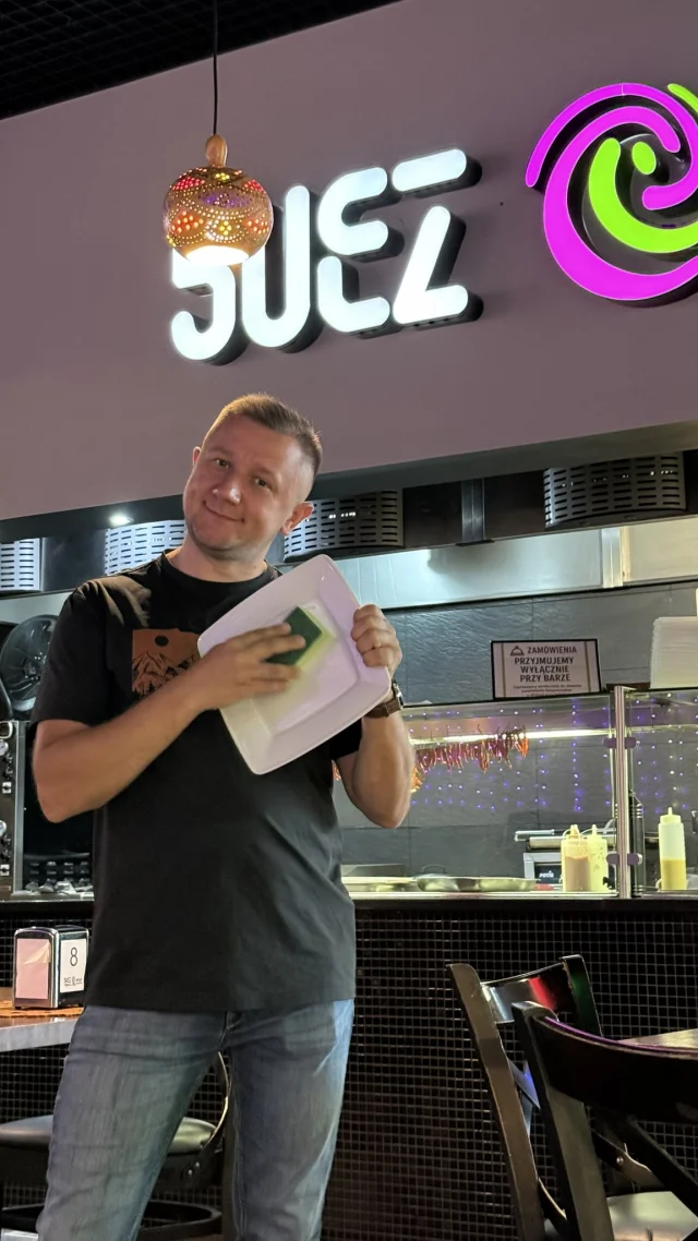 Kiedy budżet się nie spina, ale @kebabsuezzamosc to pozycja obowiązkowa... 🌯

Nic dziwnego. Soczyste mięso, chrupiące warzywa, autorskie sosy i konkretne porcje sprawiają, że ciężko przejść obok obojętnie. A do wyboru są klasyczne kebaby, shoarmy, tortille, sałatki i zestawy, które skutecznie zaspokoją nawet największy głód. 🔥

My tylko przypominamy, że u nas obowiązują zdecydowanie prostsze metody płatności. 😅

📍 Widzimy się w Galerii Twierdza!

#GaleriaTwierdza #Zamość #SuezKebab #Kebab #Zmywak #Jedzenie #Mięso #Warzywa 
Galeria Twierdza | Zamość | Suez Kebab | Kebab | Jedzenie | Warzywa |Zmywak | Mięso