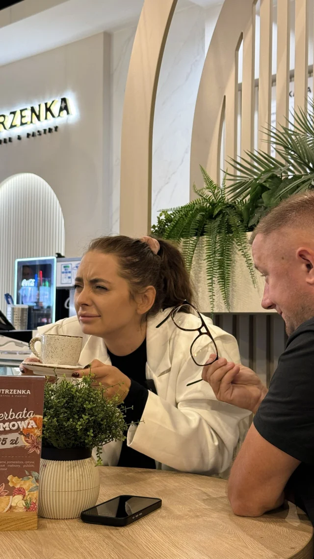 ☕ Widzicie to, co my? Bo chyba na horyzoncie pojawiła się pyszna kawa! 👀

A jeśli jeszcze jej nie widzicie, to chyba czas wybrać się do Jutrzenka! 🤭

Na miejscu czekają aromatyczne espresso, kremowe cappuccino i latte, które umilą Wam każdą przerwę. A do kawki oczywiście coś słodkiego! Pyszne ciasta, deserki i inne smakołyki, na które aż miło popatrzeć. 🍰

Bo umówmy się, na taki zestaw trudno przymknąć oko! 😍

📍 Widzimy się w Jutrzence w Galerii Twierdza! 

#GaleriaTwierdza #Zamość #Jutrzenka #Kawiarnia #Kawa #Ciasta #Desery 
Galeria Twierdza | Zamość | Ciasta | Kawiarnia | Jutrzenka | Desery | Kawa