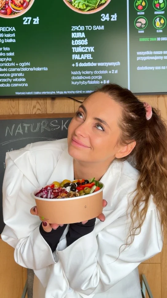 🥗 Halo, halo! Kto ma ochotę na coś pysznego? 👀

Bo mamy dla Was propozycję nie do odrzucenia! 

W @barsalatkowyzamosc sałatki zdecydowanie nie są nudne. Świeże warzywa, soczysty kurczak, łosoś, feta, mnóstwo dodatków i sosy, które świetnie łączą wszystkie smaki!

Wolicie coś mięsnego, rybnego, a może stawiacie na opcje wege? Tutaj jest wszystko!

A jeśli nie możecie się zdecydować, zawsze możecie zdać się na sałatkę dnia!

📍 Widzimy się w Liść i Smak w Galerii Twierdza! 💜

#GaleriaTwierdza #Zamość #LiśćiSmak #Sałatki #ZdroweJedzenie #Lunch #FoodLovers
Galeria Twierdza | Zamość | Liść i Smak | Sałatki | Food Lovers | Zdrowe Jedzenie | Lunch