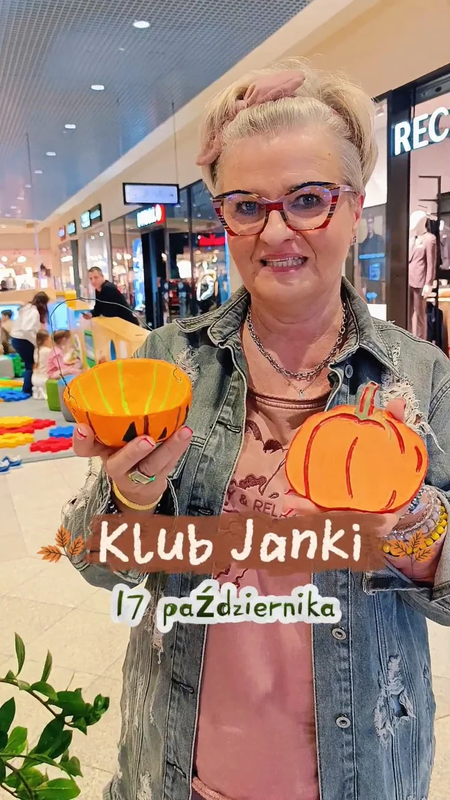 🍁 Jesień w pełni, a w Klubie Janki pomysłów na zabawę nie brakuje! 

Szykujcie wyobraźnię, bo już 17 października Klub Janki znów zamieni się w prawdziwą pracownię małych artystów! 🎨

Tym razem będzie jesiennie, kreatywnie i odrobinę magicznie! 🍁
Co będziemy robić?
🍵 dyniowe miseczki-podgrzewacze i podkładki pod jesienną herbatkę.
🧹 Własnoręcznie wykonane miotły, idealne do wyobrażonych lotów po Twierdzy!
A do tego spotkanie z Janką, muzyczne atrakcje i mnóstwo dobrej zabawy! 💜

📒 Nie zapomnijcie o indeksach! Tym razem do zdobycia będzie naklejka nr 2. Pamiętajcie, że za zebranie trzech czeka mała niespodzianka!

📅 17 października | 14:00–16:00
📍 Galeria Twierdza Zamość

#GaleriaTwierdza #Zamość #KlubJanki #Warsztaty #Upominki #Glina #Muzyka #Kreatywność 
Galeria Twierdza | Zamość | Klub Janki | Warsztaty | Kreatywność | Muzyka | Upominki | Glina