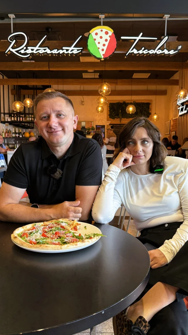 A Wy jedliście kiedyś pizzę z kebabem? 👀

Bo my mamy do Was inne pytanie… Próbowaliście pizzy z @ristorantetricolore? 

Jeśli nie, to zdecydowanie jest co nadrabiać! Cienkie ciasto, aromatyczny sos pomidorowy, roztopiony ser i dodatki, które robią robotę. 🇮🇹

Może i nie mamy pizzy z kebabem, ale za to znajdziecie u nas włoskie klasyki, którym naprawdę trudno się oprzeć!

📍 Wpadajcie do Ristorante Tricolore w Galerii Twierdza! 💜

#GaleriaTwierdza #Zamość #RistoranteTricolore #Pizza #Kebab #Dodatki #Lunch 
Galeria Twierdza | Zamość | Ristorante Tricolore | Pizza | Dodatki | Lunch | Kebab