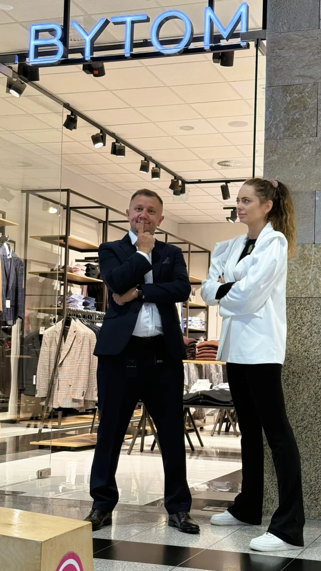 👔 Elegancja? Zacznijmy od podstaw! 

Dobry garnitur potrafi zrobić wrażenie. Ale jaki wybrać, żeby naprawdę dobrze się w nim czuć? 👀

W @vistula_polska @wolczanka @bytomstyl znajdziecie zarówno ponadczasowe klasyki, jak i modele dla tych, którzy lubią trochę poeksperymentować ze stylem.

Granat, czerń, a może krata? Do tego koszula: klasyczna biała, błękitna albo z odważniejszym wzorem. Jeszcze tylko krawat, pasek, odpowiednie buty i stylizacja gotowa! ✨

A gdybyście mieli wybrać jeden garnitur na każdą okazję, na jaki kolor byście postawili? 🤔

📍 Widzimy się w Vistuli w Galerii Twierdza! 💜

#GaleriaTwierdza #Zamość #Vistula #ModaMęska #Garnitury #EleganckiStyl #Menswear 
Galeria Twierdza | Zamość | Vistula | Moda Męska | Menswear | Elegancki Styl | Garnitury