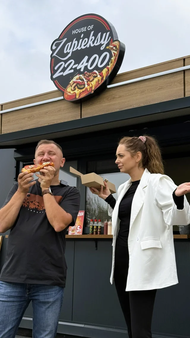 💃 Kto powiedział, że po jedzenie trzeba chodzić? My wolimy tanecznym krokiem! 

Zwłaszcza kiedy celem jest @house_of_zapieksy_zamosc! Chrupiące bagietki, roztopiony ser, pyszne dodatki i sosy, które dopełniają całość. 🧀

A może właśnie szukacie pomysłu na szybki lunch albo coś dobrego do przekąszenia ze znajomymi? W takim razie wiecie już, w którą stronę się kierować!

Na dobrego zapieksa zawsze znajdzie się miejsce… 

📍 Wpadajcie do House of Zapieksy w Galerii Twierdza! 💜

#GaleriaTwierdza #Zamość #HouseOfZapieksy #Zapiekanki #StreetFood #Lunch 
Galeria Twierdza | Zamość | House Of Zapieksy | Zapiekanki | Lunch | Street Food