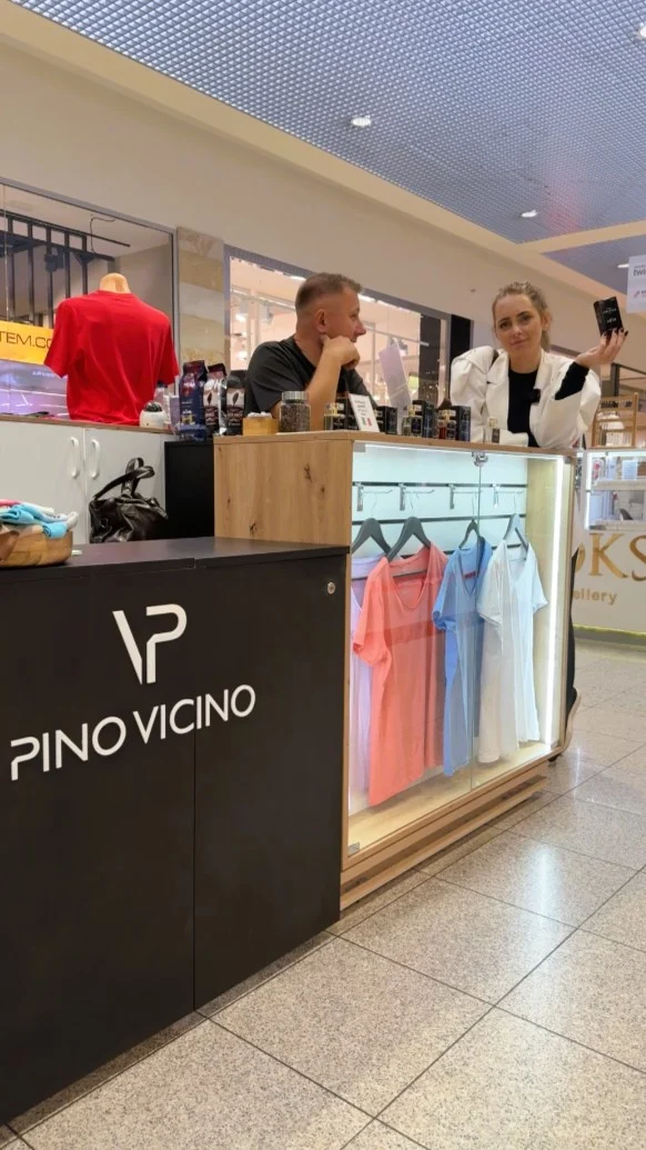 🎶 Czego tak naprawdę szukasz? Może nowego ulubionego zapachu? 👀

Jeśli tak, to mamy dobry adres! W @pinovicino_zamosc czekają perfumy na każdą okazję i dla każdego nosa. 🤭
Tylko na jakie nuty postawić?

🍓 Owocowe i słodkie 
🌸 Kwiatowe i delikatne 
🍋 Świeże i lekkie 
✨ Intensywne i wyraziste 

Nie wiecie, co wybrać? Żaden problem! Powiedzcie obsłudze, jakie zapachy lubicie, a chętnie pomoże Wam znaleźć coś dla siebie. 😊

📍 Widzimy się w Pino Vicino w Galerii Twierdza! 

#GaleriaTwierdza #Zamość #PinoVicino #Perfumy #Beauty #Zapachy 
Galeria Twierdza | Zamość | Pino Vicino | Zapachy | Perfumy | Beauty